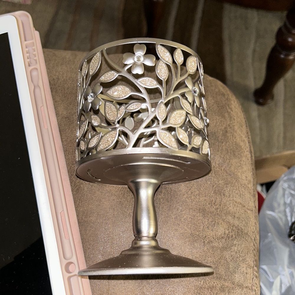 Bath and Body Works DOGWOOD PEDESTAL
3-Wick Candle Holder - Picture 1 of 7